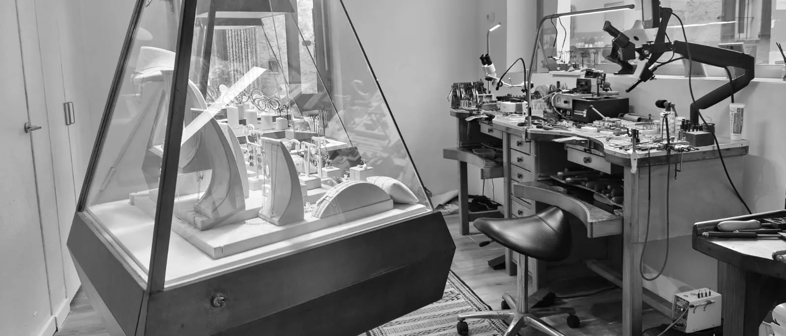 L’atelier Aiôn : la vitrine en pyramide et l’établi de Philippe devant la fenêtre sur la rue