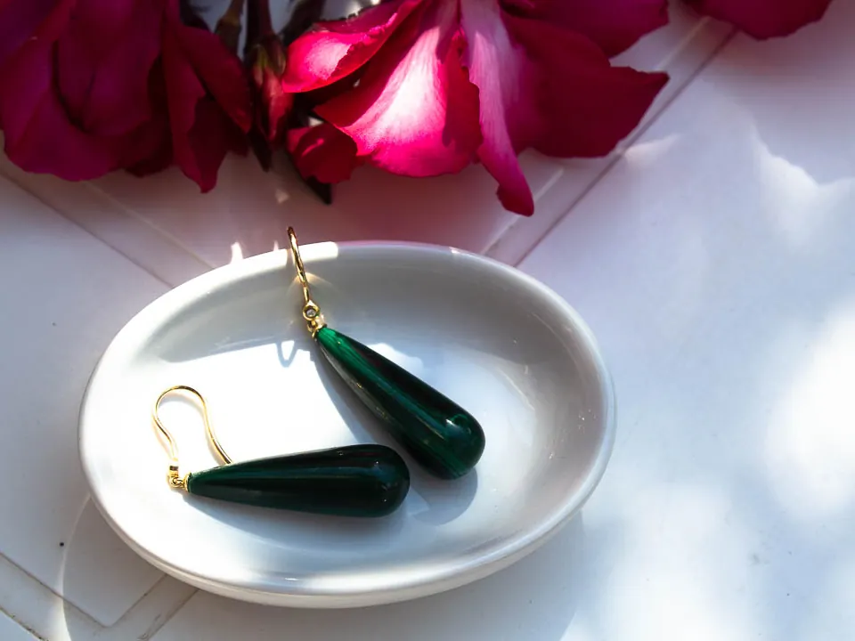 Boucles d’oreilles en gouttes de pierre verte sur or jaune
