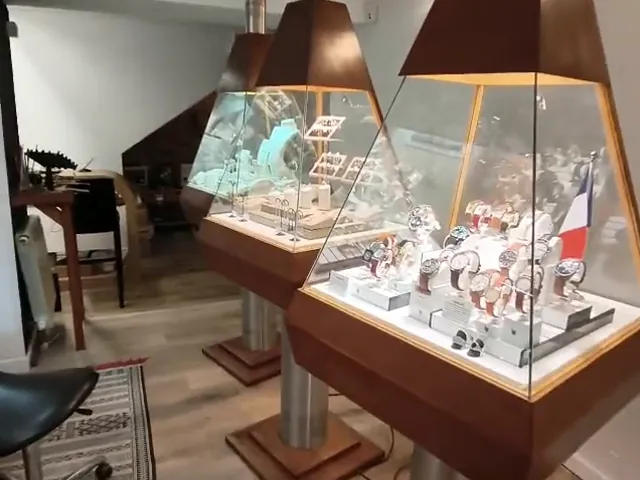 Les vitrines en bois et verre de la boutique Aiôn, à Valbonne