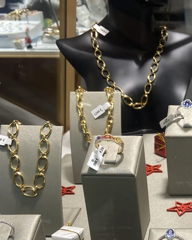 Bijoux présentés en vitrine
