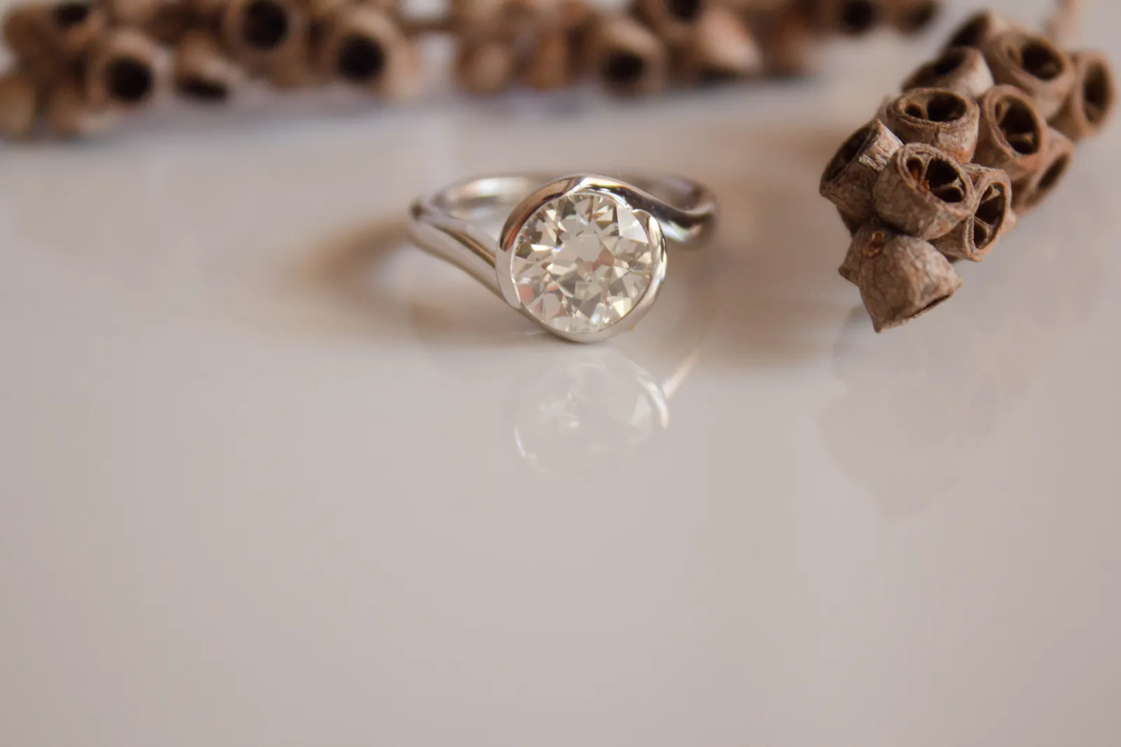Bague en or blanc 18 carats sertie d’un diamant taille ancienne