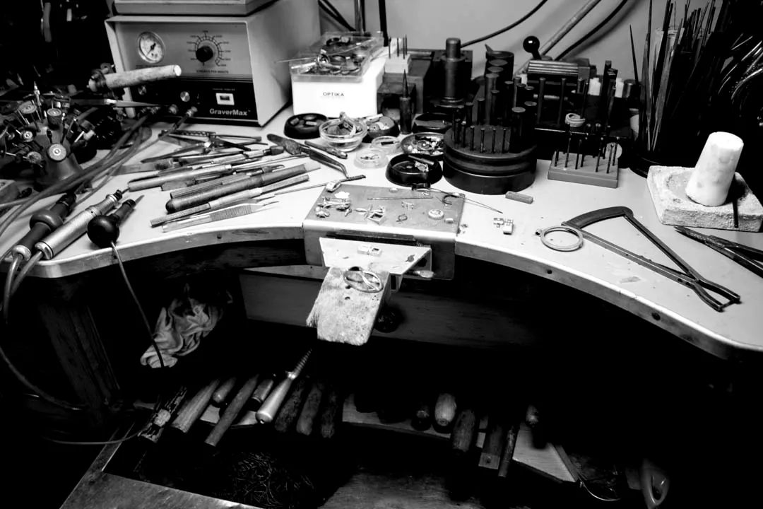 L’établi de l’atelier Aiôn, outils et pièces en cours