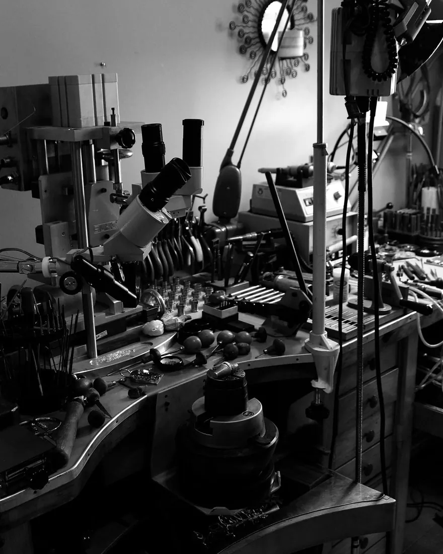 L’établi de joaillier, le microscope et les outils de sertissage