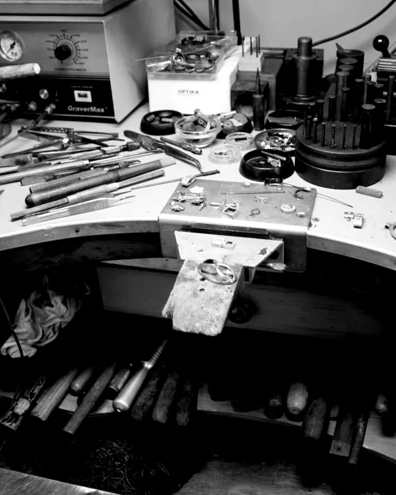 L’établi de l’atelier Aiôn en noir et blanc, avec ses outils