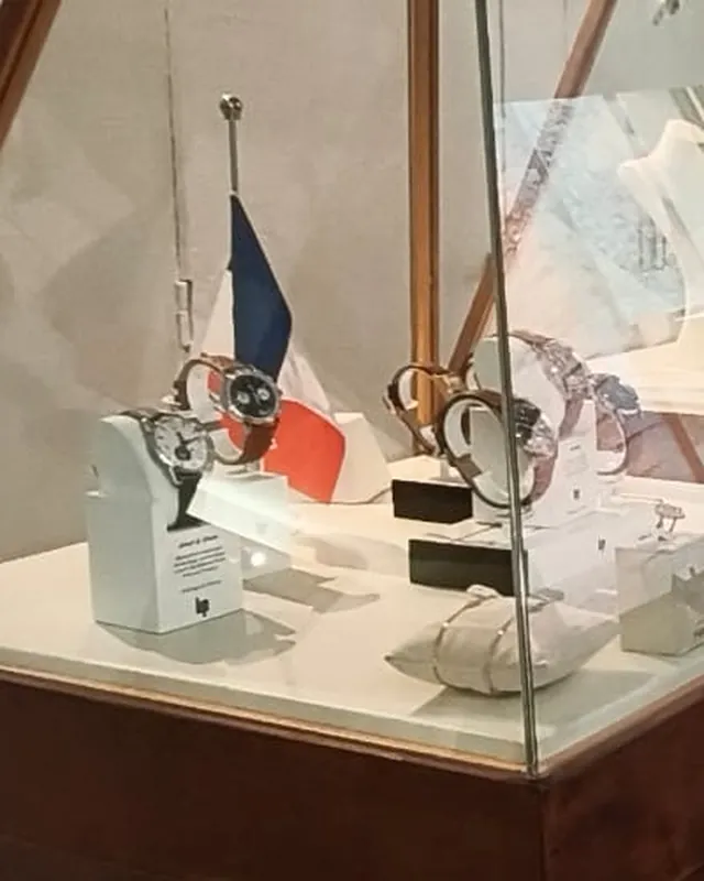 Montres présentées dans une vitrine de la boutique