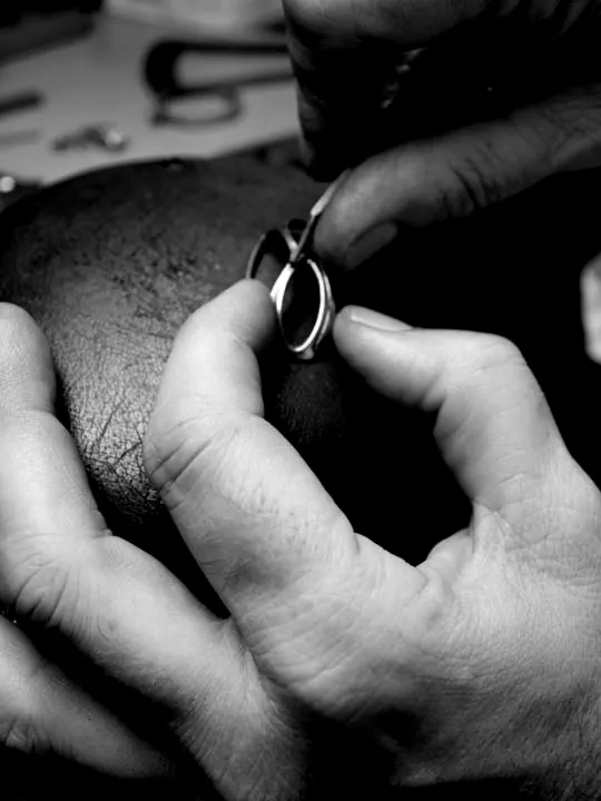 Les mains de Philippe ajustent un anneau à l’établi