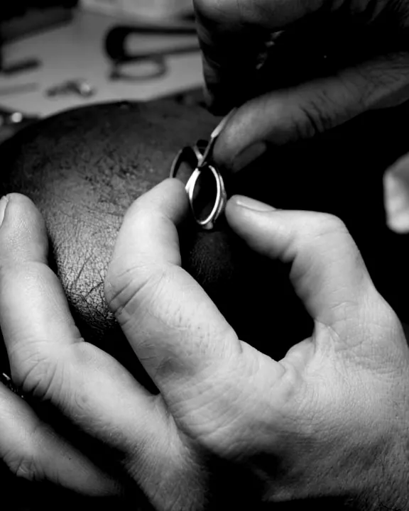 Les mains de Philippe ajustent un anneau à l’établi