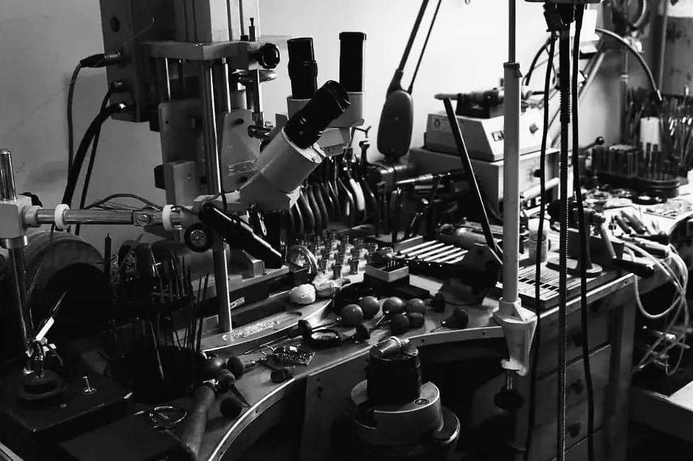 Le poste de travail sous loupe binoculaire, à l’atelier