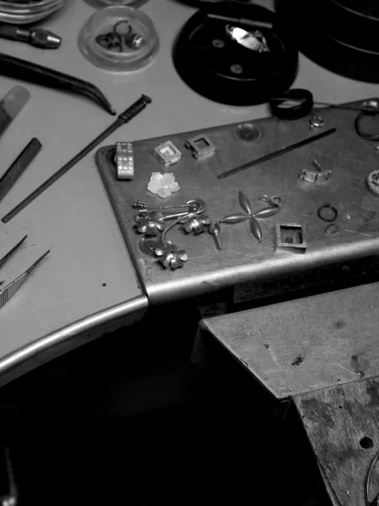 Pièces en or en cours de travail sur l’établi