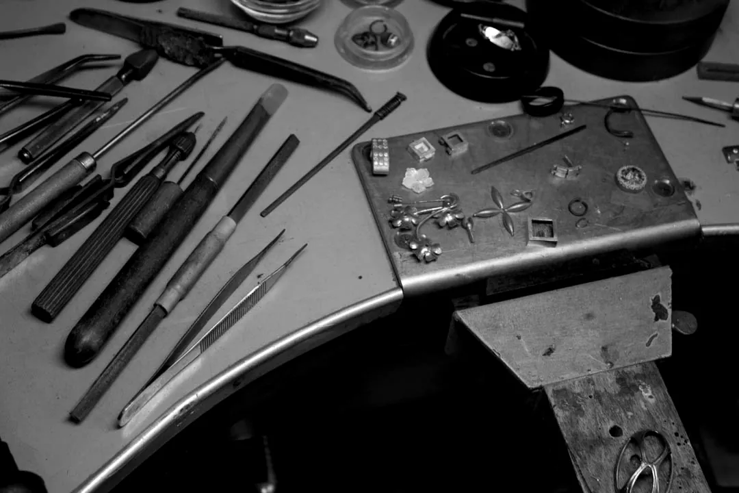 Pièces en or en cours de travail sur l’établi