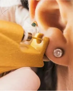 Perçage d’oreille avec un appareil à boucle stérile