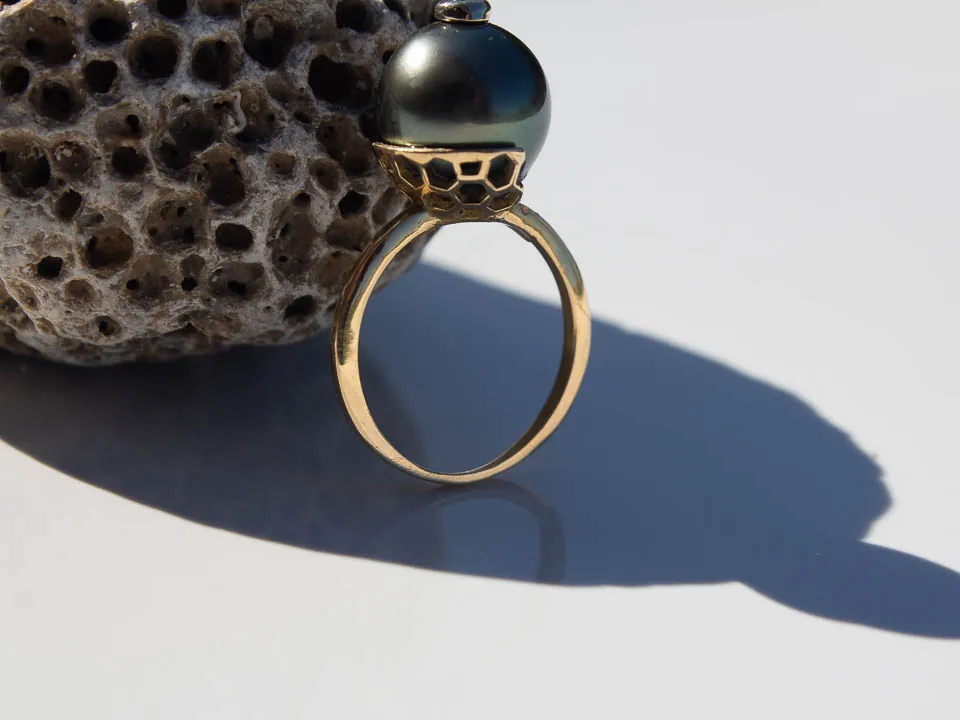 Bague perle de Tahiti sur monture en or ajourée