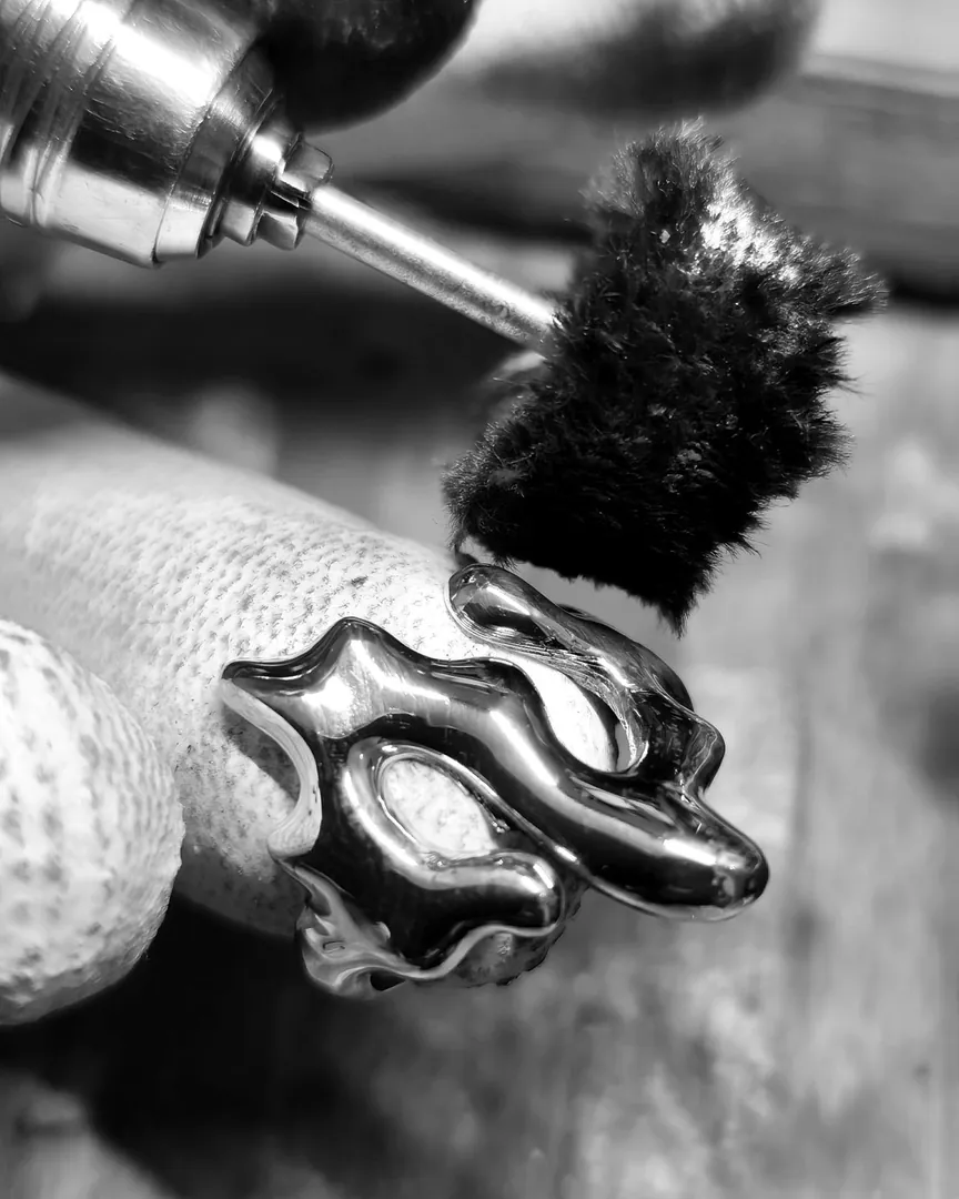 Polissage d’une bague créée à l’atelier