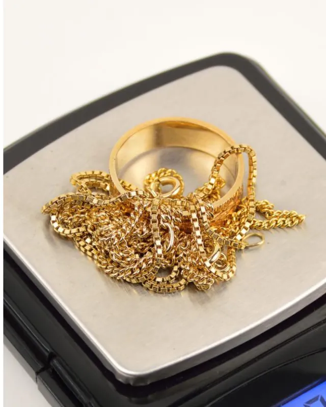Bijoux en or posés sur une balance de précision