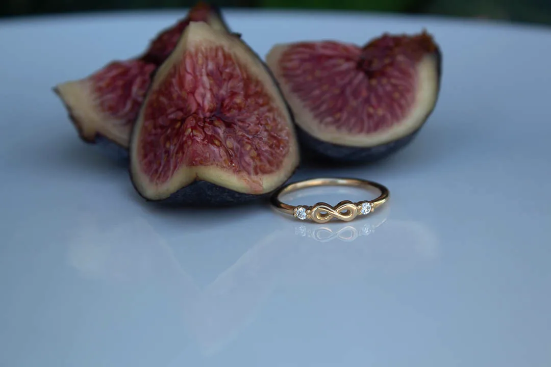 Bague infini en or jaune, deux petites pierres blanches