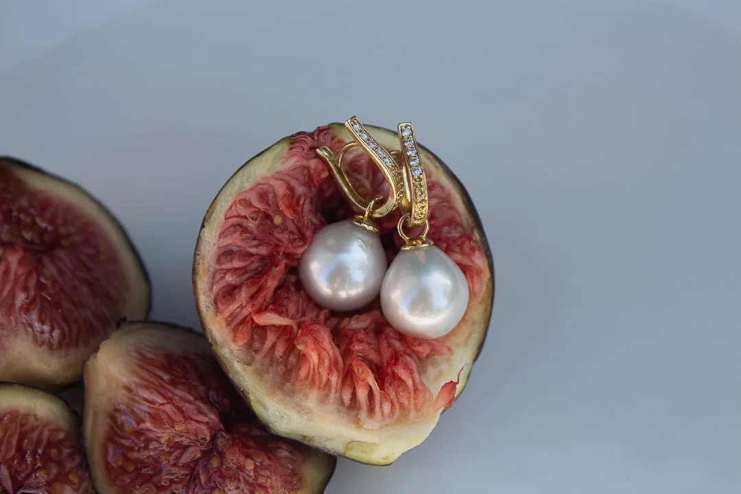Boucles d’oreilles perles baroques blanches, attaches en or pavées