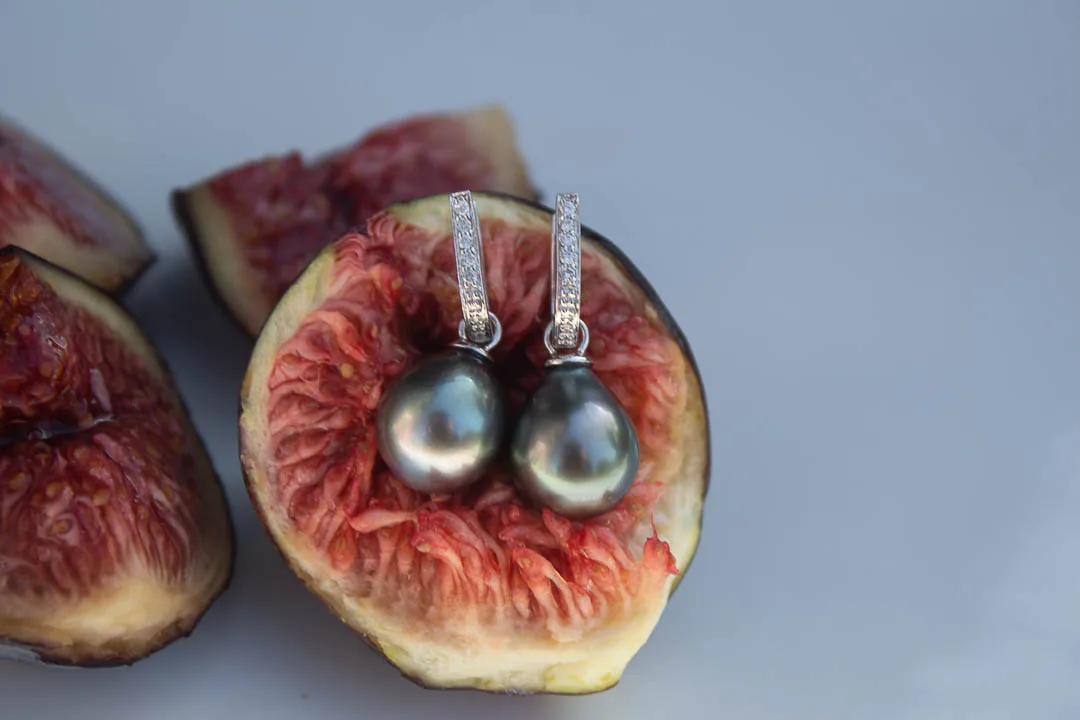 Boucles d’oreilles perles de Tahiti en goutte, attaches pavées