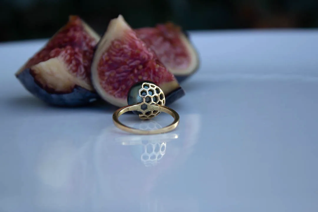 La même bague vue de dos : la monture ajourée en nid d’abeille