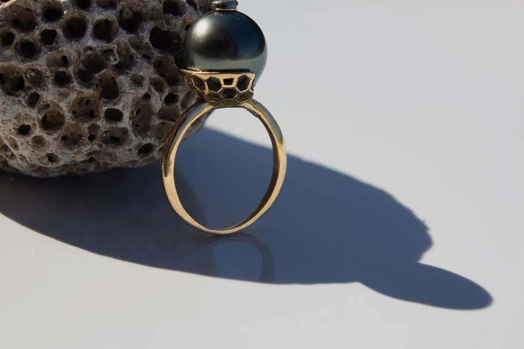 Bague perle de Tahiti sur monture en or ajourée