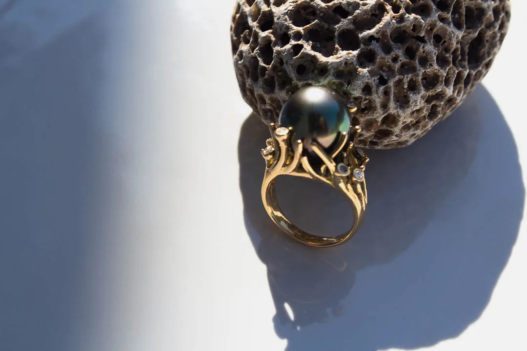 Bague perle de Tahiti, monture en or à branches serties de petites pierres