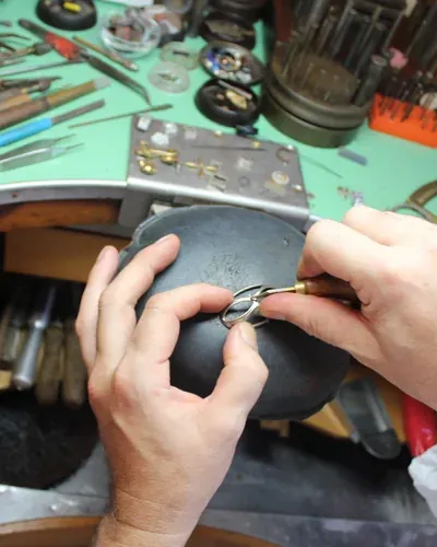 Les mains de Philippe à l’établi, sur une bague