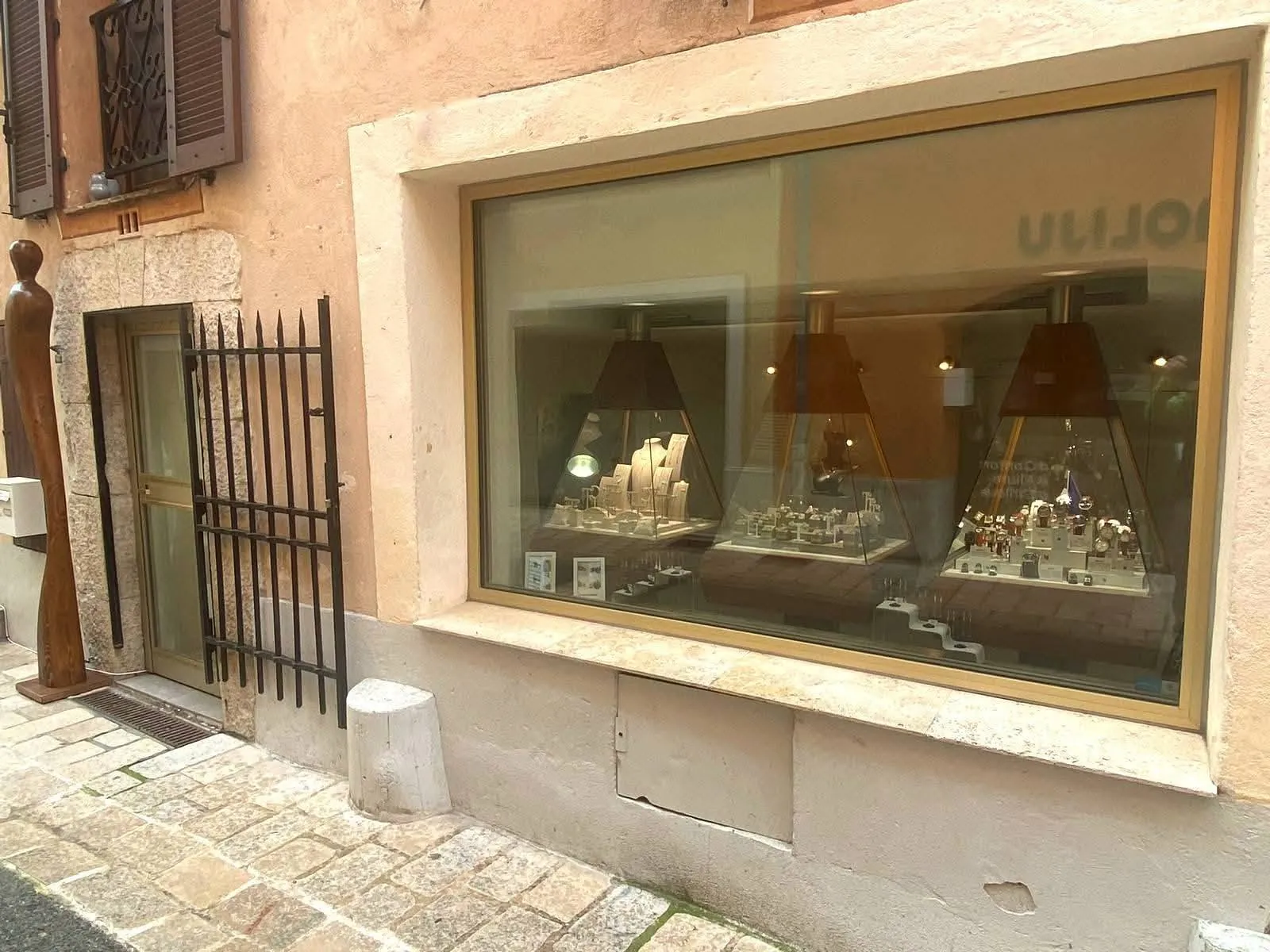 La vitrine d’Aiôn Jewels, rue de la Fontaine à Valbonne
